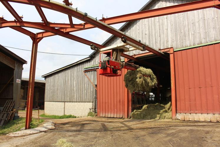 Le foin est déposé dans le séchoir, puis distribué l’hiver grâce à une griffe montée en hauteur sur rail, ce qui facilite les manipulations de l’opérateur.