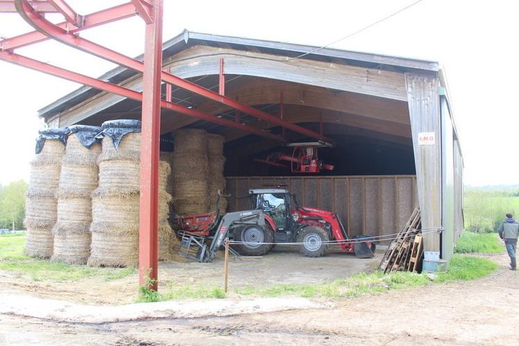 La grange séchoir comprend trois cellules où le foin est séché et, à l’entrée, un espace où paille et matériels peuvent être entreposés.