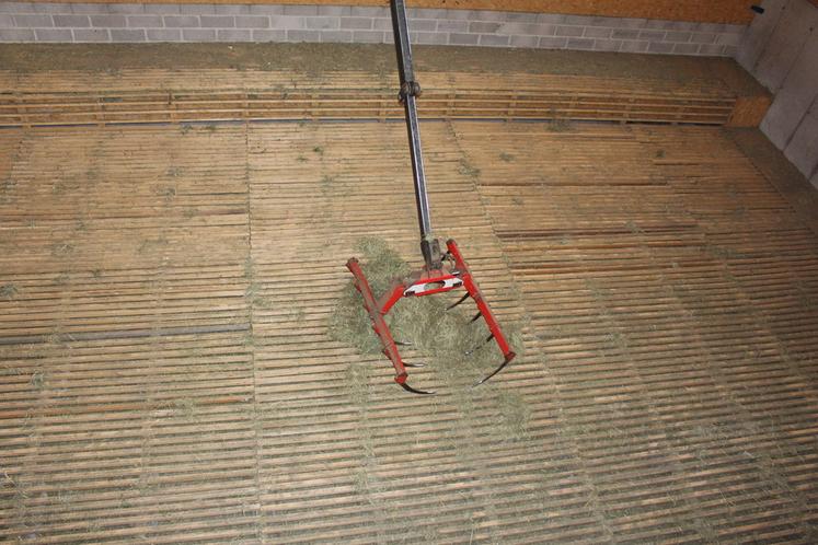 Le foin est déposé sur des caillebotis en bois sous lesquels arrive l’air chauffé par le soleil. Il passe ensuite à travers les lames de façon homogène grâce des butées en béton qui le répartissent sur toute la surface. 