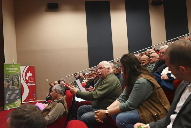 À la fin de l'assemblée générale, les adhérents venus nombreux à Vineuil en ce vendredi 26 avril, ont posé leurs questions aux élus de la fédération des chasseurs de Loir-et-Cher. 