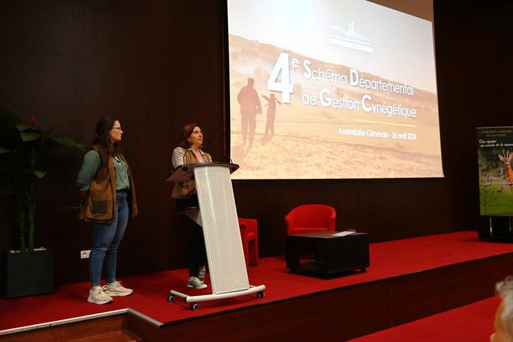 Eloïse Saillard, chargée de mission et Nathalie Diquelou, technicienne au sein de la fédération départementale des chasseurs de Loir-et-Cher, sont revenues sur le prochain schéma départemental de gestion cynégétique, vendredi 26 avril à Vineuil. 