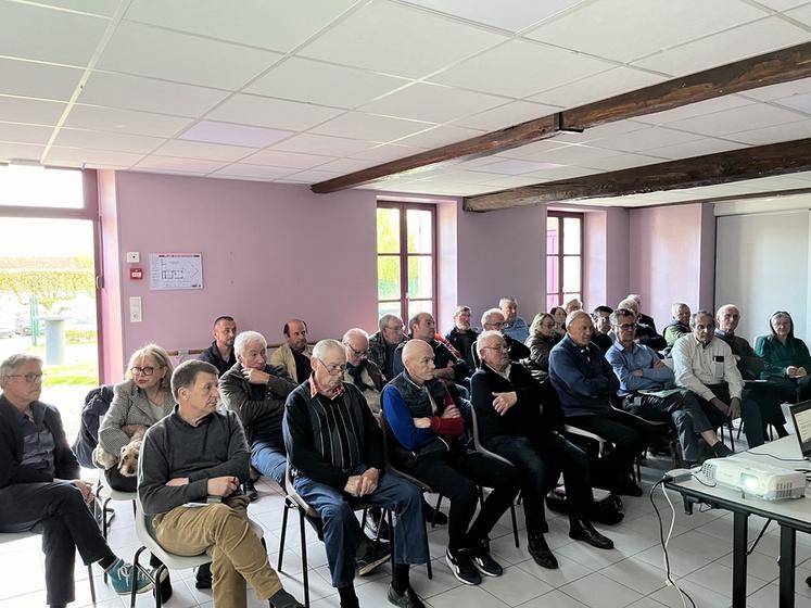 Everly, mercredi 10 avril. Les populiculteurs sont venus nombreux assister à la présentation du cahier des charges alliant protection de l'environnement de la Bassée et sylviculture.