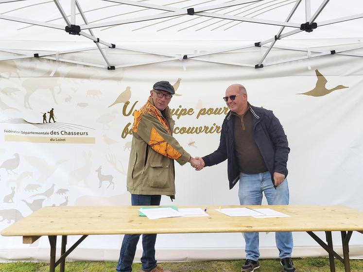 Mercredi 24 avril, à Ménestreau-en-Villette. Roger Gaboret, vice-président de la FDC 45 et Gérald Dupre, vice-président de la MFR de Chaingy, ont signé la convention de gestion entre leur deux structures. 