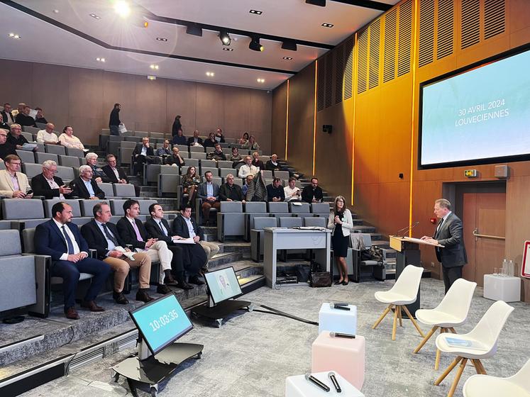 Damien Greffin, président de la FDSEA Île-de-France, introduit l'assemblée générale.