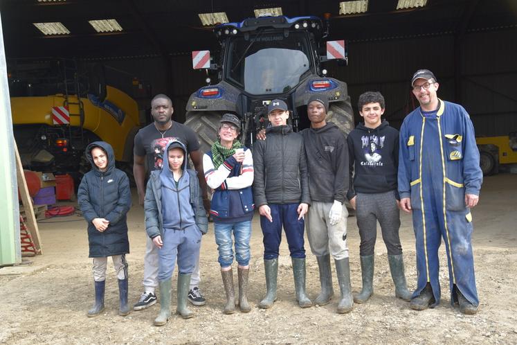 Crisenoy, vendredi 12 avril. Une partie du groupe accompagné de ses éducateurs et de Francky Méhaut.