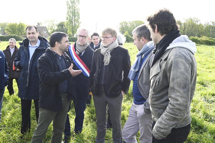 Vendredi 19 avril, à Sargé-sur-Braye. Marc Fesneau, ministre de l'Agriculture et de la Souveraineté alimentaire, est venu à la rencontre d'un groupe d'éleveurs du département ayant réintroduit la race bovine percheronne sur le territoire.