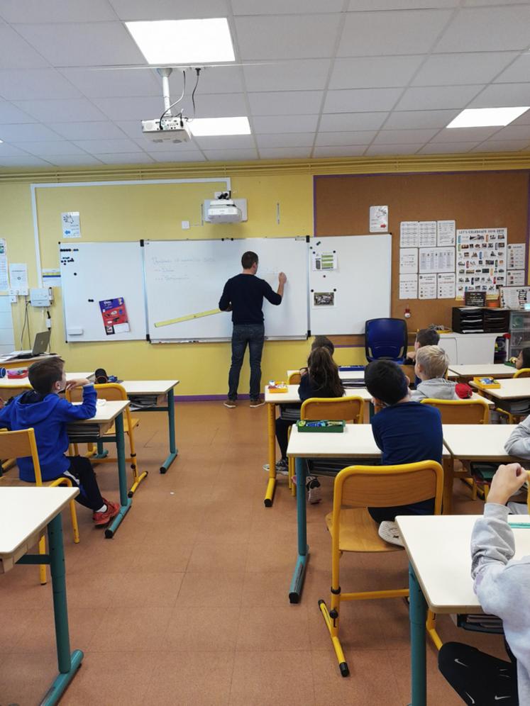 Nicolas Léger, vice-président JA 41 et aviculteur à Saint-Léonard-en-Beauce, explique le labour lors d'une intervention devant une classe de CP-CE1 à Villebarou.