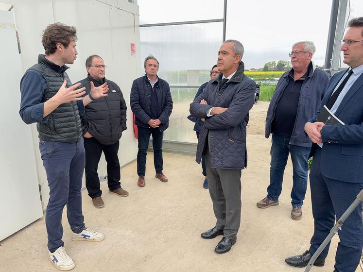 Vendredi 3 mai, à Garancières-en-Beauce. Le préfet, Hervé Jonathan (au c.), a découvert la ferme NéoFarm, technologique et agroécologique, portée par Thibaut Millet (à g.).