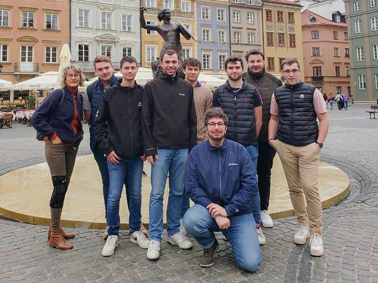 La culture n'a pas été oubliée lors de ce voyage en Pologne des étudiants de Nermont, comme ici avec la visite du ghetto de Varsovie.