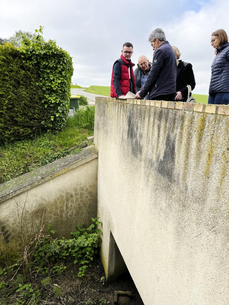Les équipes de la DDT 78 examinent les plans et photos fournis par les agriculteurs pour démontrer que le fossé de Thionville ne saurait être classé en rivière. 