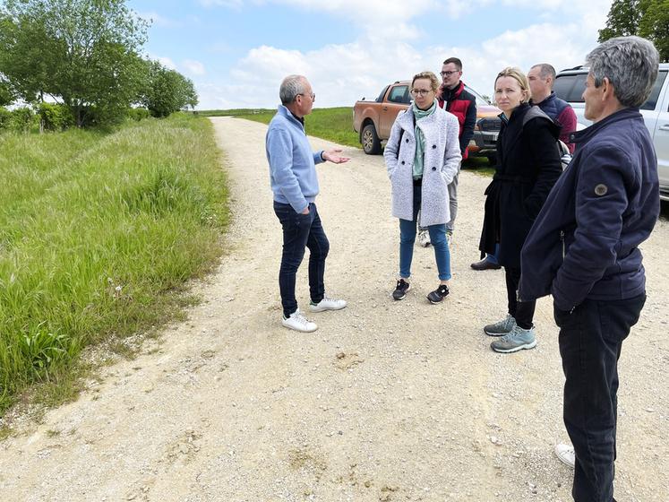 François Lecoq explique l'avantage d'un chemin en grave calcaire par rapport à un revêtement goudronné, dans le cadre du projet de mobilité douce des communes de Richebourg, Bazainville et Tacoignières.