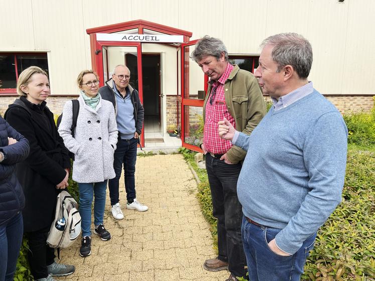 Mardi 7 mai, à Gambais (Yvelines). Jean-Luc et Christophe Lecoq ont accueilli les équipes de la DDT 78 dans les locaux de leur centre de conditionnement avicole. 