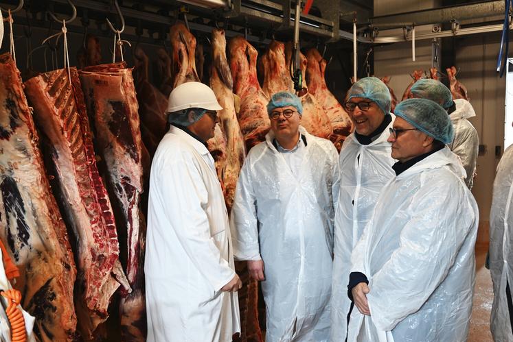 À Vendôme, vendredi 3 mai. Les élus du territoire loir-et-chérien ont visité les locaux réaménagés de l'Abattoir du Perche vendômois, et ont félicité les dirigeants.