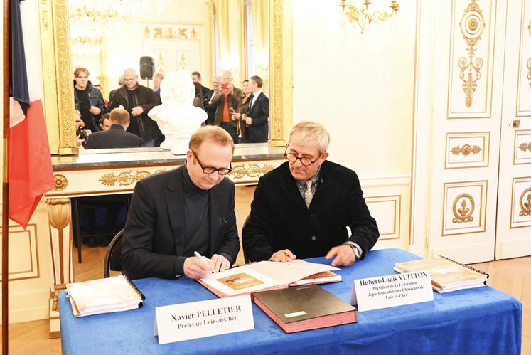 Jeudi 2 mai, à Blois. Xavier Pelletier, préfet de Loir-et-Cher, et Hubert-Louis Vuitton, président de la FDC 41, signe le nouveau Schéma départemental de gestion cynégétique.