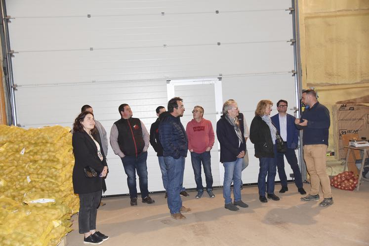 Bagneaux-sur-Loing, lundi 6 mai. En préambule aux échanges avec Juliette Vilgrain, Benoit Clavelou a présenté ses installations dédiées aux pommes de terre. 