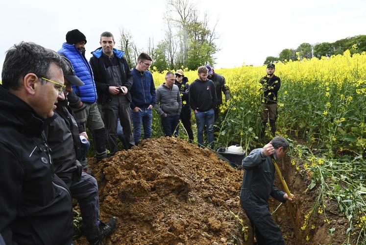 Franck Baechler, conseiller et agriculteur en Sologne, a analysé la fertilité des sols de l'agriculteur qui accueillait la journée TCI.