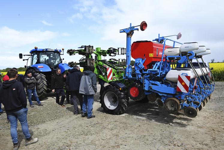 Mardi 16 avril, à Saint-Martin-des-Bois. Lors d'une rencontre TCI organisée par la chambre d’Agriculture, des agriculteurs se sont réunis pour évoquer l'utilisation du strip-till et la fertilité des sols.