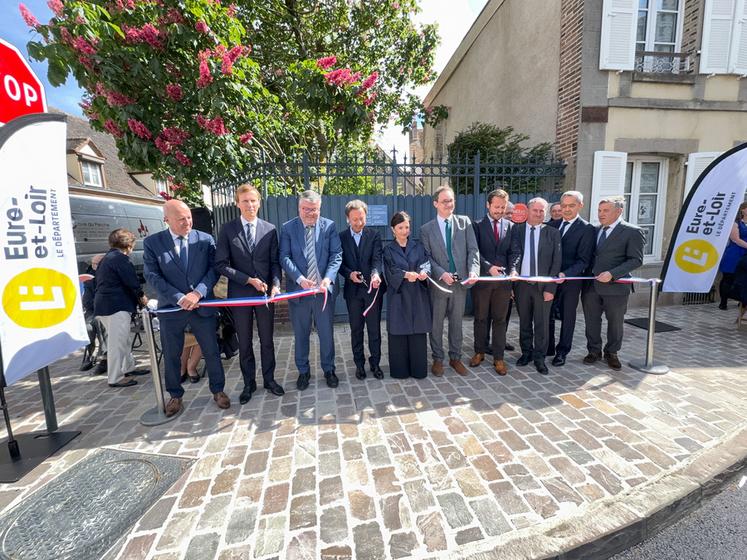 Jeudi 16 mai, à Illiers-Combray. De nombreux élus et personnalités entourent la préfète de région, Sophie Brocas, et le président de la Société des amis de Marcel Proust, Jérôme Bastianelli, au moment d'inaugurer la Maison de tante Léonie.