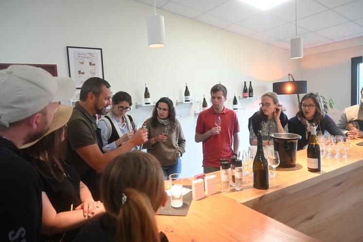 Les groupes venus découvrir le Domaine de Montcy dégustent les différentes cuvées de vin après une visite des vignes et du chai avec les explications du propriétaire, Vincent Chevrier.