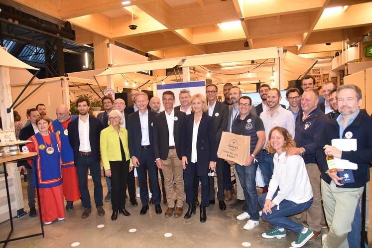 Saint-Ouen-sur-Seine (Seine-Saint-Denis), mercredi 15 mai. La présidente de la Région Île-de-France, Valérie Pécresse, aux cotés d'une grande partie des médaillés du Concours général agricole d'Île-de-France.