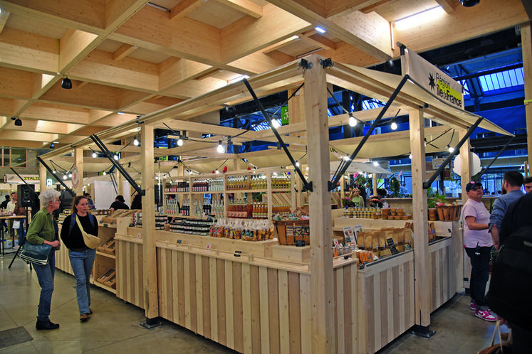 L'espace de la marque Produit en Île-de-France sur la place du marché de La Communale à Saint-Ouen. 
