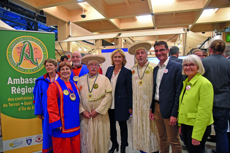 Les représentants des confréries des bries de Meaux et Melun faisaient déguster leurs fromages. 