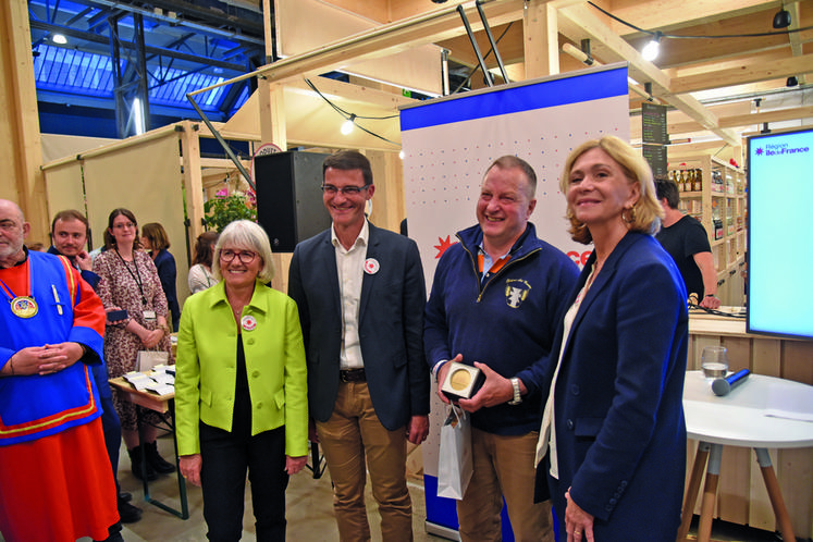 Remise de la médaille de la Région à Denis Sargeret dont les bières sont régulièrement primées.