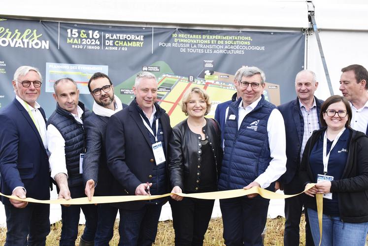 Chambry (Aisne), mercredi 15 mai. Les partenaires de Terres innovation lors de son inauguration : Cérésia, la chambre d’Agriculture de l'Aisne, Cristal Union, le Crédit agricole du Nord-Est, Cerfrance Champagne Nord-Est Île-de-France, Groupama Nord-Est, avec le soutien du conseil régional des Hauts-de-France.