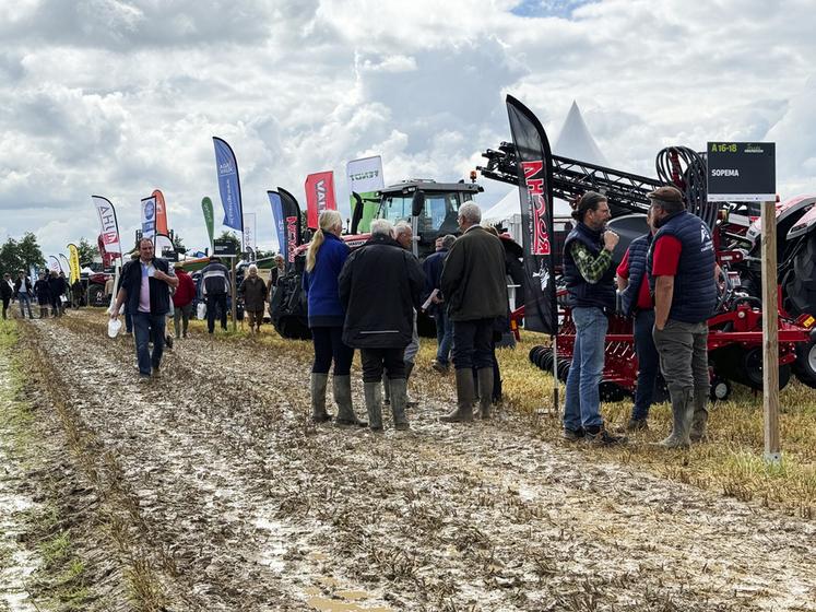 La pluie s'est invitée à l'événement, perturbant certaines démonstrations et rendant les allées très boueuses.