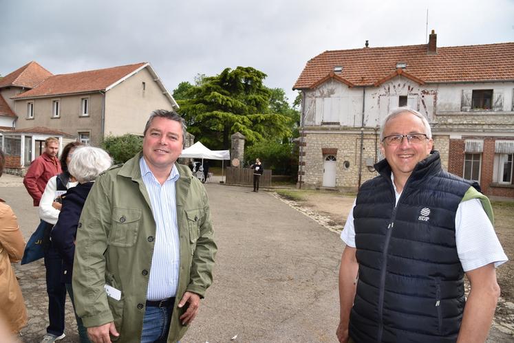 Jérôme Regnault, conseiller régional d'Île-de-France, en charge de la commission agriculture et Frédéric Chopart, responsable de région à la coopérative Nat ’Up, s'apprêtent à visiter les stands. « La Région soutient l'innovation » souligne Jérôme Regnault.