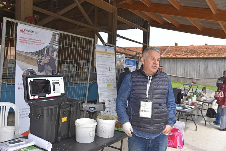 Au pôle élevage, des analyseurs de fourrages et de céréales portables et transportables fonctionnant avec des rayons « proches infrarouges » (NIR) étaient en exposition. 