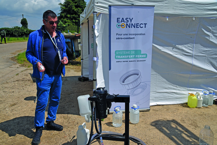 Sylvain Pierron, directeur agronomique France de Corteva, a présenté « Easyconnect », un système de transfert fermé qui permet de réduire l'exposition aux produits lors des phases d'incorporation et rinçage des bidons.