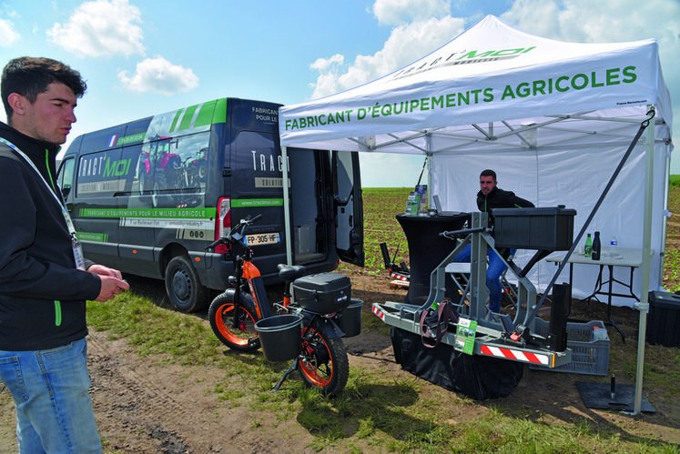 Clovis Richard et Baptiste Cormerais équipent les tracteurs avec le système Tract'Moi, permettant de transporter des deux ou quatre roues (vélos, motos,quads), pour faciliter les déplacements au quotidien. 