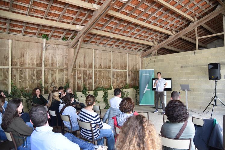 Darwin Wu, cofondateur de Nomos, expose son projet : construire un bioréacteur pour méthaniseur, qui transformerait le digestat en produit stable, le raffinerait et le concentrerait pour qu'il soit deux fois plus efficace. L'ambition : « remplacer les engrais chimiques. »
