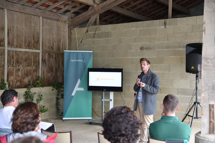 Julien Tolo, conseiller énergie à la chambre d'Agriculture de région Île-de-France, a présenté Solharvest et son concept de « solar box », une unité mobile de production photovoltaïque qui se plie et se replie, et a vocation à être déployée en intercultures. 