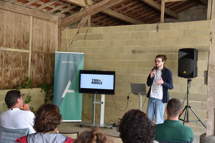 Eliot Dupré a fondé la start-up TouRoule, qui vise à diminuer les accidents du travail en milieu agricole. Cette solution se présente sous la forme d'un petit boîtier connecté porté par le salarié. 