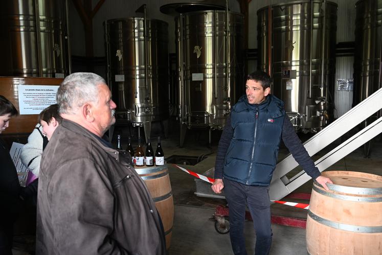 Damien Hahusseau, vigneron et gérant du Croc du Merle, a expliqué son métier et présenté le domaine aux visiteurs curieux lors d'une visite guidée à l'occasion de ses portes ouvertes, dimanche 20 avril. 