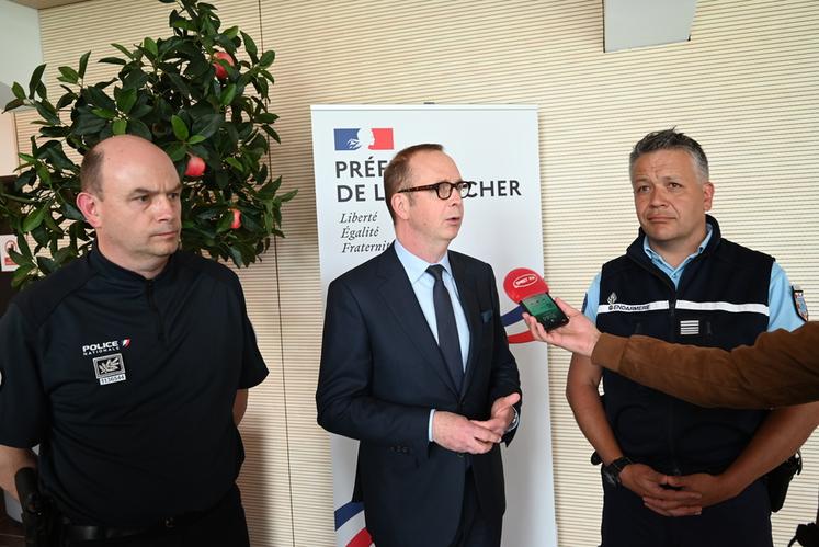 Xavier Pelletier, préfet de Loir-et-Cher accompagné Éric Lortet, directeur départemental de la police en Loir-et-Cher et de Benoît Chevillard, colonel de la gendarmerie départementale de Loir-et-Cher a affirmé que la sécurité serait assurée cet été durant les Jeux Olympiques. 
