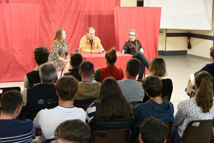 Dans l'après-midi, la troupe théâtrale Entrées de jeu a joué son spectacle interactif « Bien dans mes bottes »