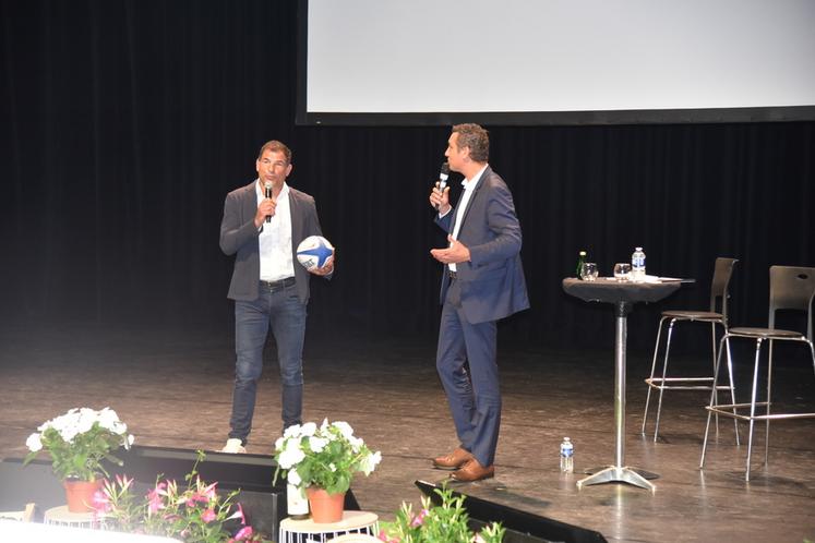 Montereau-Fault-Yonne, jeudi 23 mai. Marc Lièvremont, son ballon, et Samuel Vandaele.