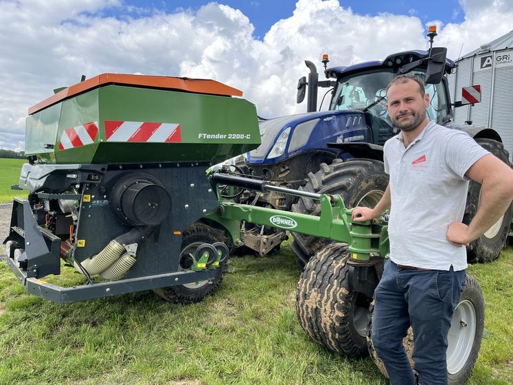 Guillaume Leroy a choisi d’investir dans un combiné de semis porté Avant O2 avec trémie frontale FTender, de chez Amazone, pour sa bonne adaptabilité à son type de terre et pour pouvoir envisager d’adopter de nouvelles techniques comme la fertilisation localisée ou les semis de cultures associées.