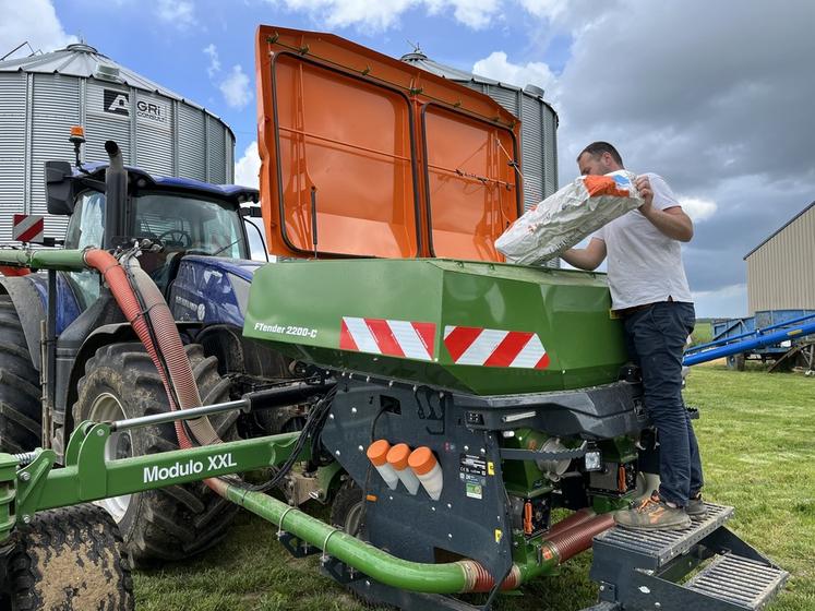 La trémie frontale compartimentée FTender offre un volume de 2 200 litres.