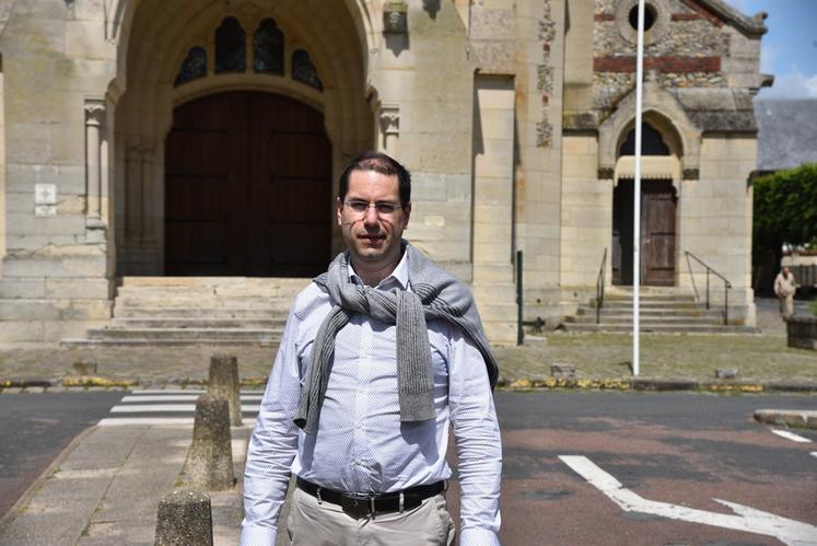 Jean-Charles Gandrille, compositeur et musicien, ici devant l'église de Rambouillet (Yvelines), dont il est l'organiste.