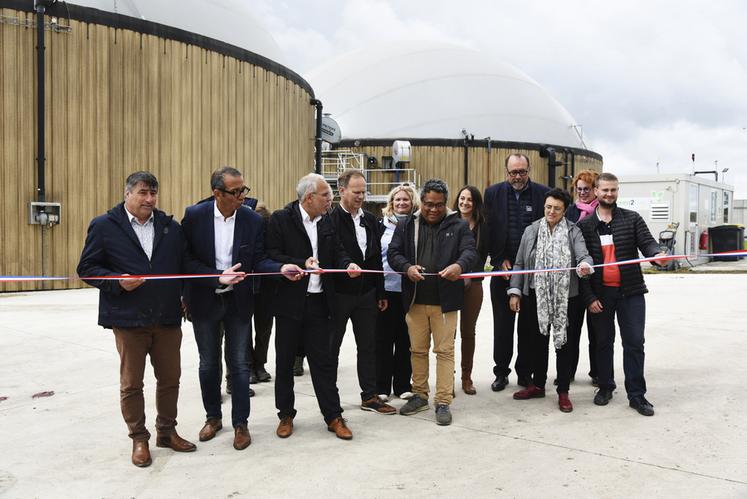 Jeudi 30 mai, à Châteauneuf-sur-Loire. Patrice Thion, accompagné par les élus et représentants du territoire a inauguré son unité de méthanisation.