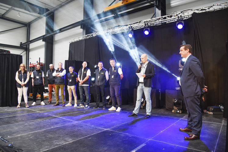 Jeudi 30 mai, à Courville-sur-Eure. L'inauguration de la nouvelle base a été l'occasion de présenter l'équipe courvilloise de Ghestem Agri, dirigée par Adrien Perdereau (2e à d.) et présidée par Mathieu Ghestem (à d.).