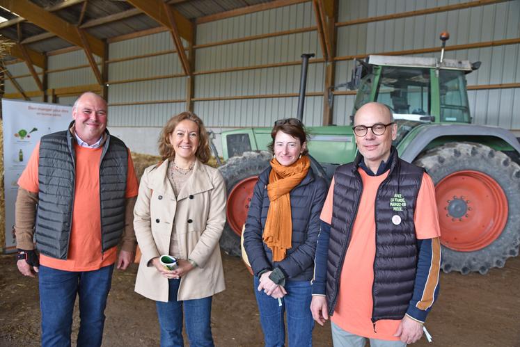 Samedi 1er juin, à Houdan (Yvelines). De d. à g. : Pierre-Baptiste Néré, éleveur et propriétaire de la Ferme du Moulin, Sophie Danlos, directrice environnement, agriculture et alimentation du département des Yvelines, Pauline Winocour Lefèvre, vice-présidente du conseil départemental des Yvelines, et Thierry Gibilaro, directeur chez Interbev Île-de-France. 