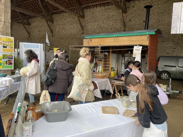 Cannes-Écluse, dimanche 2 juin. Du blé à la baguette, un atelier pain mettait en avant une des utilisations du blé, qui fait partie des cultures principales du secteur.