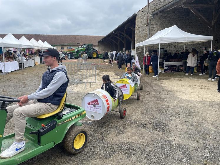 Tout au long de la journée, le petit train des JA 77 a promené les enfants. 