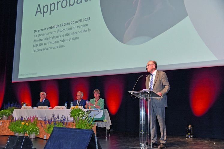 Montrouge (Hauts-de-Seine), mardi 28 mai. Olivier Hue (à d.), président de la MSA Île-de-France. À la tribune (de g. à d.), le premier vice-président, Michel Grésille, Laurent Pilette, directeur, et Corinne Heusèle, présidente de la vie mutualiste. 