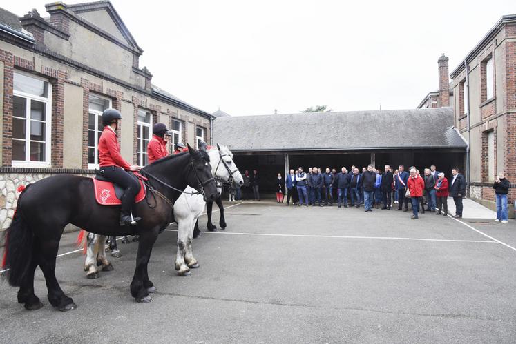 La visite des officiels a débuté dans la cour de l'école, avec la haie d'honneur des chevaux percherons, car ce sont ses élèves qui avaient réalisé les dessins de l'affiche.